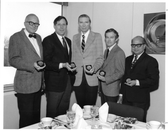 File:Bose GE-CRD silver patent medal recipients in 1986.jpg