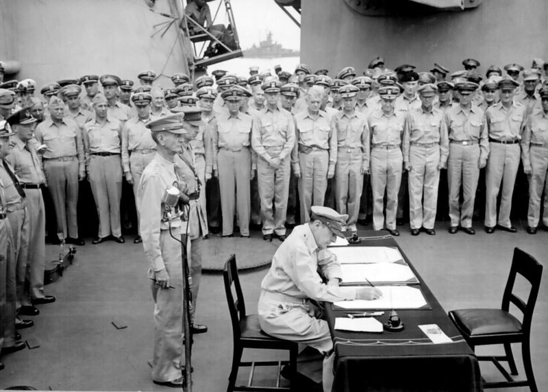 File:World War 2 Douglas MacArthur signs formal surrender.jpg