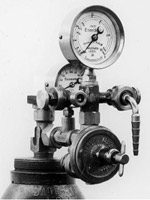 File:Pressure Gauge 1890 Drager-Lubeca-Ventil Attribution.jpg